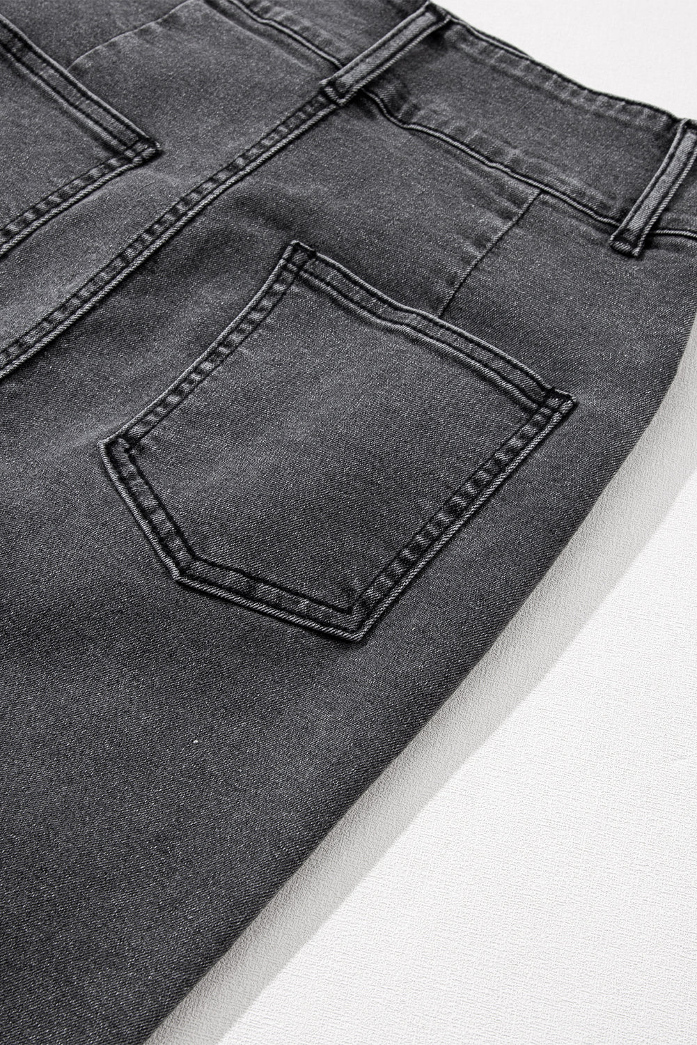Zwarte midi-denimrok met ruwe rand en zijsplitten
