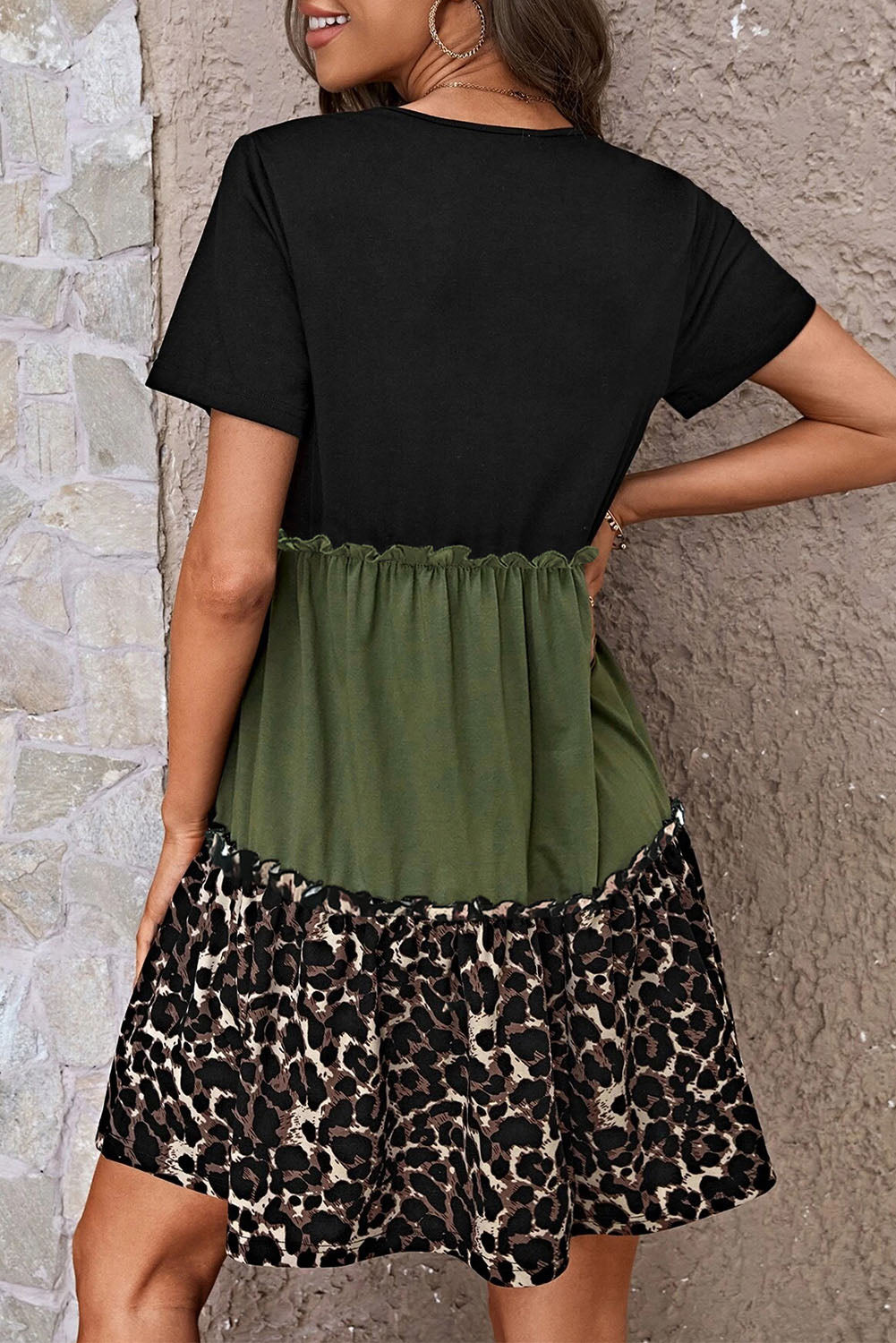 T-shirtjurk met junglegroene luipaardprint en kleurvlakken met ruches