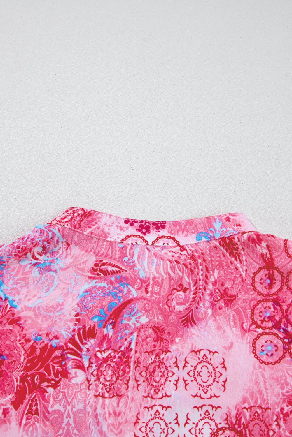 Roze abstracte bloemenprint Notch V-hals opgerolde blouse met korte mouwen
