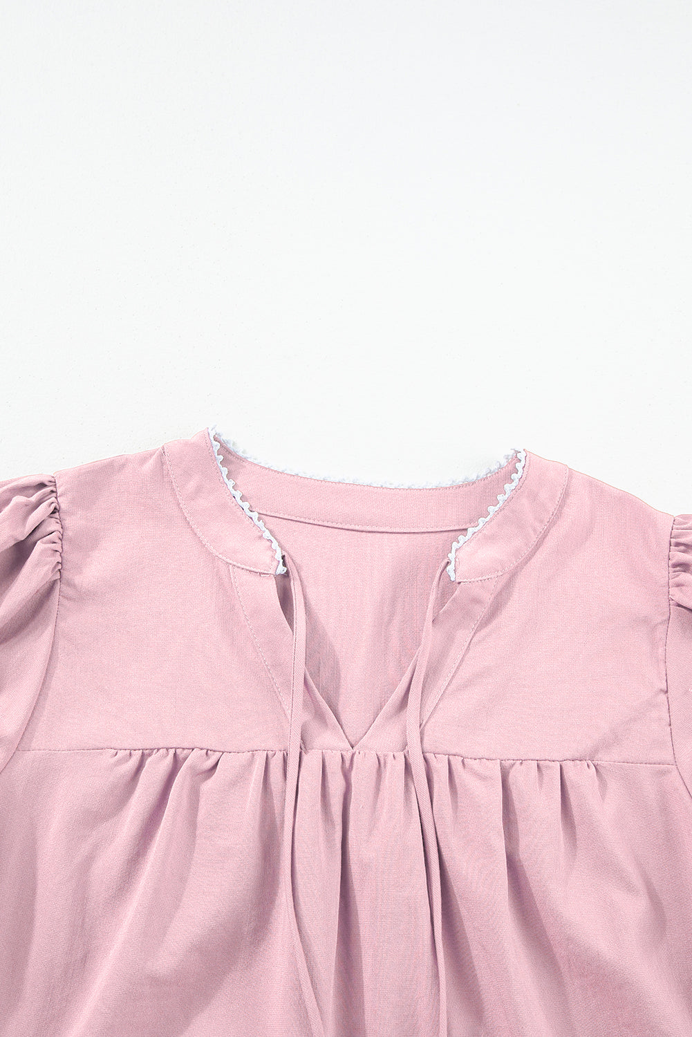 Roze bloemen geborduurde blouse met split aan de hals en pofmouwen