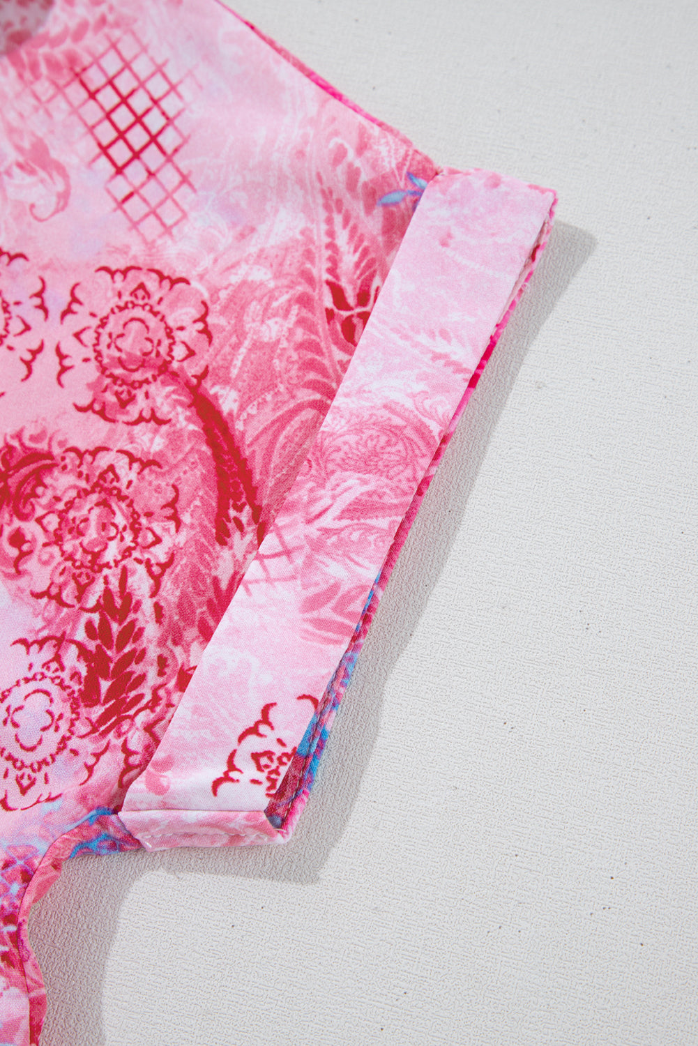 Roze abstracte bloemenprint Notch V-hals opgerolde blouse met korte mouwen