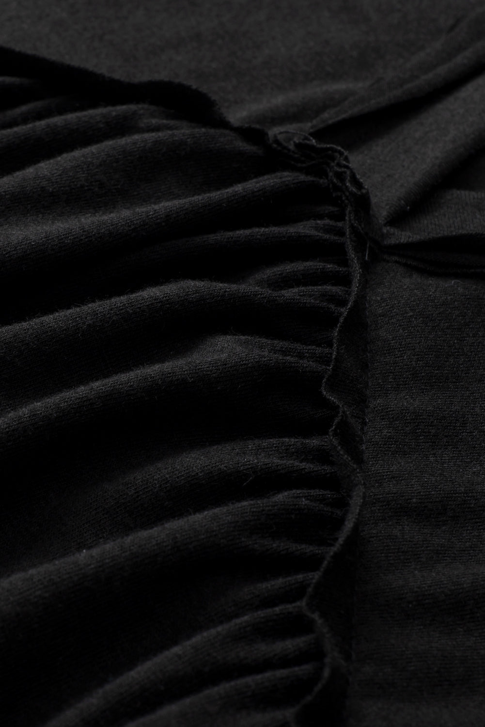 Zwarte babydoll-top met kanten mouwen en V-hals en ruches