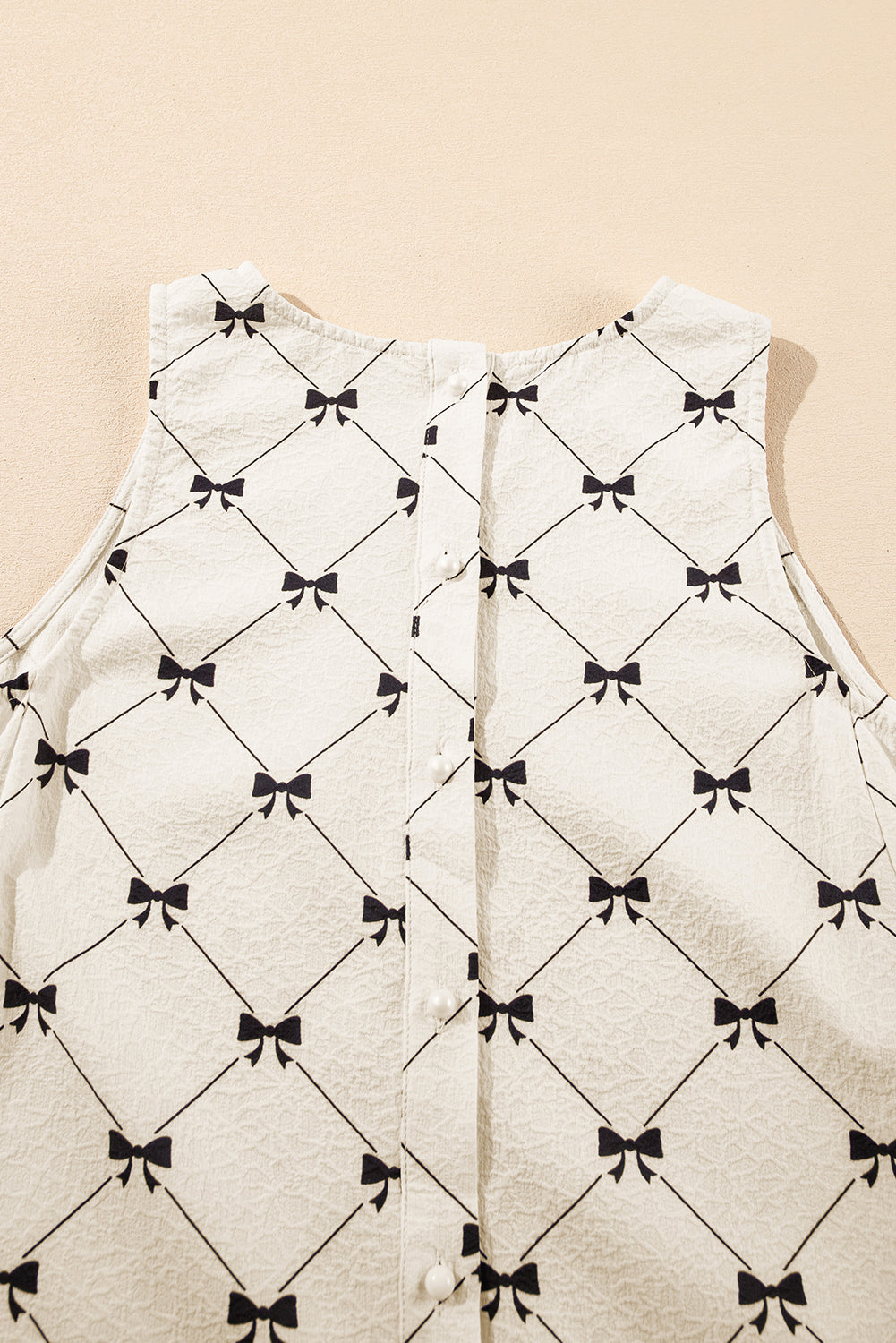 Witte boogkoppeling Pearled Knoppen achterovergegooid mouwloze mini -jurk