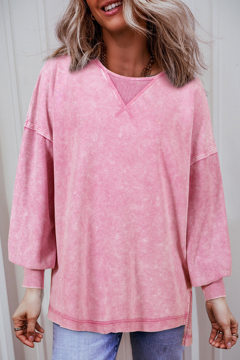 Aardbeienroze sweatshirt met lage schouder en minerale wassing