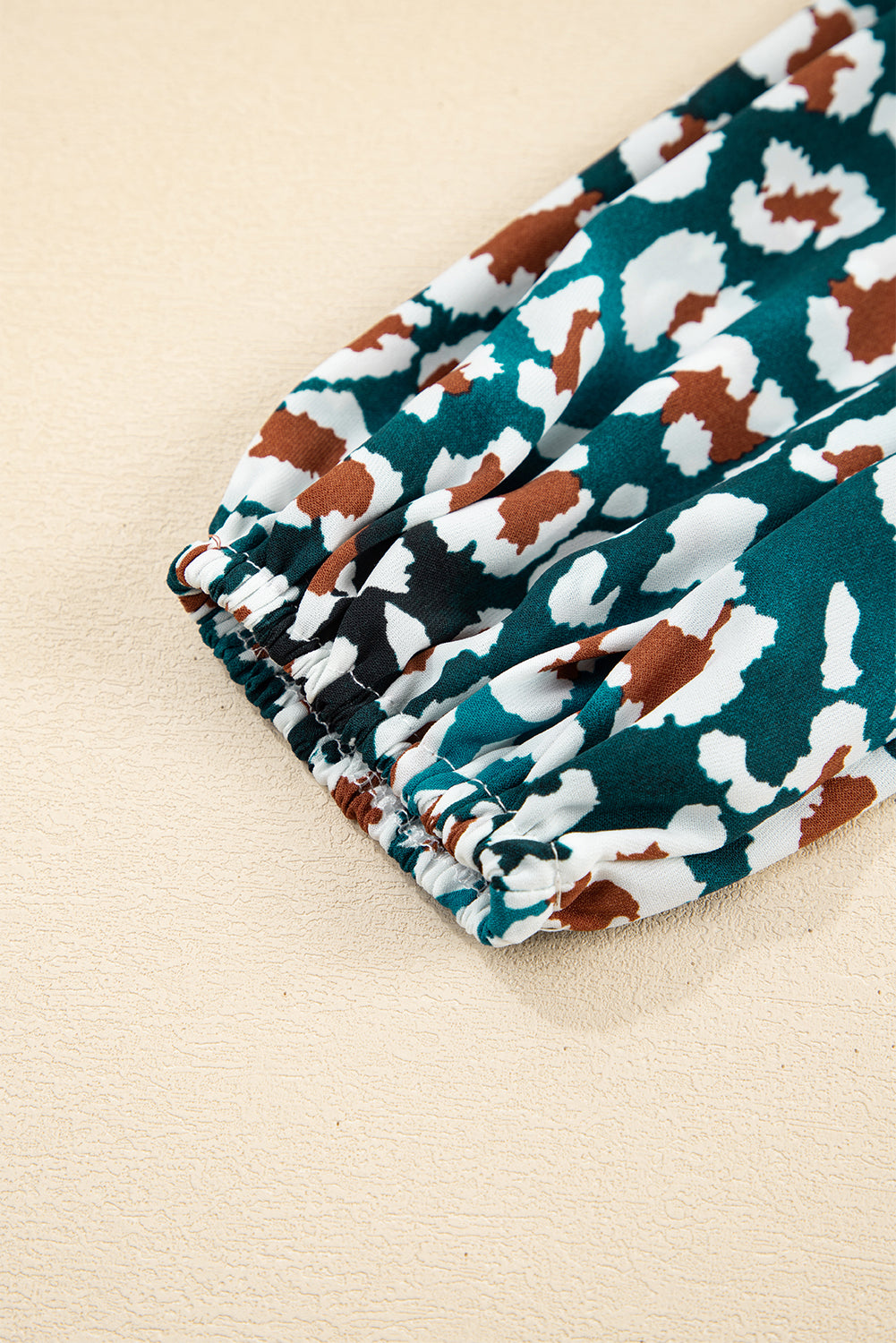 Blauwe overhemdjurk met ruches en luipaardprint met bubbelmouwen