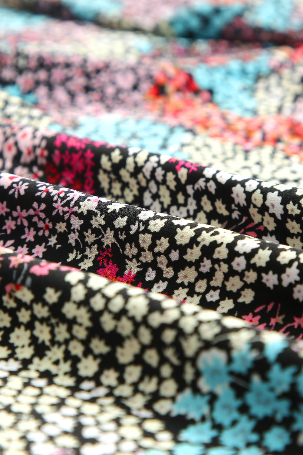 Veelkleurige, levendige, gebloemde blouse met V-hals en pofmouwen