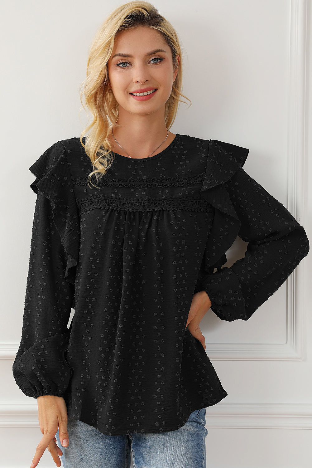 Zwarte kanten blouse met oogjes, ruches, schouder en lange mouwen