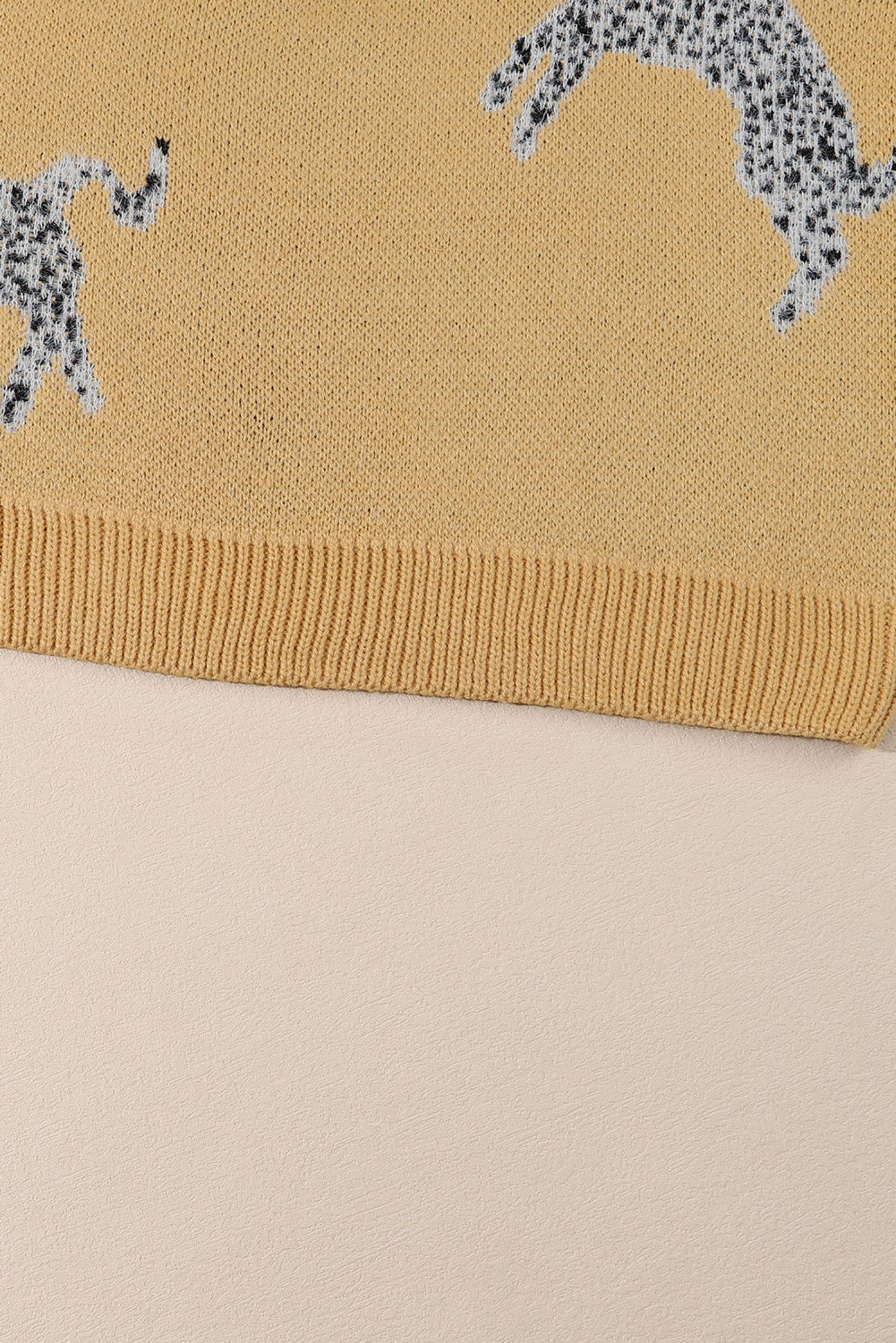 Camelkleurige trui met ronde hals en cheetah-accent