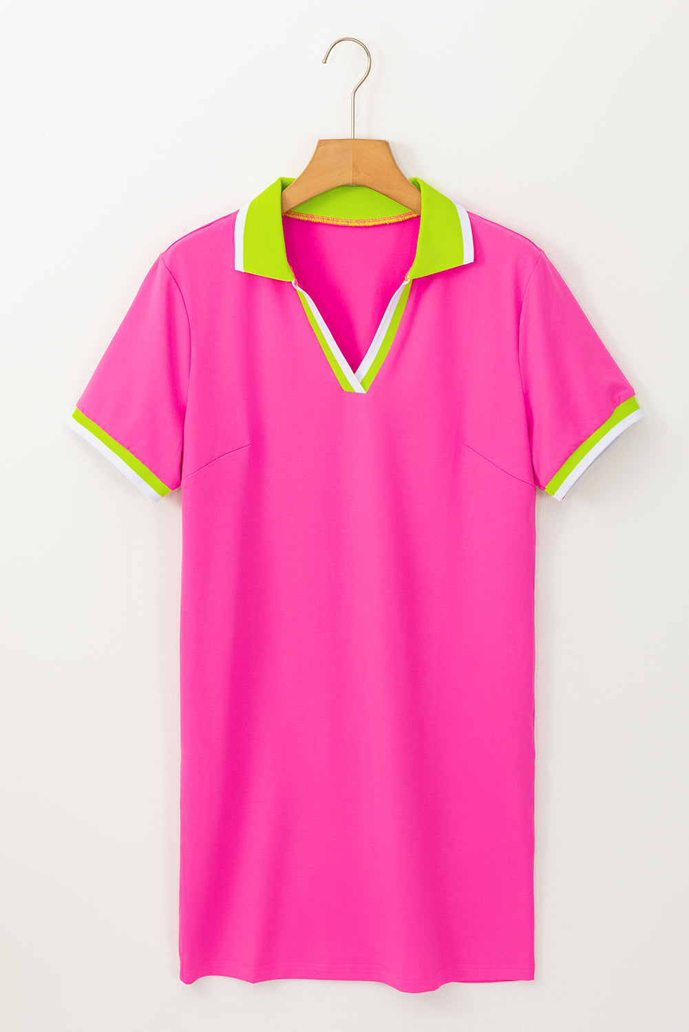 Rozerode T-shirtjurk met contrasterende rand en V-hals