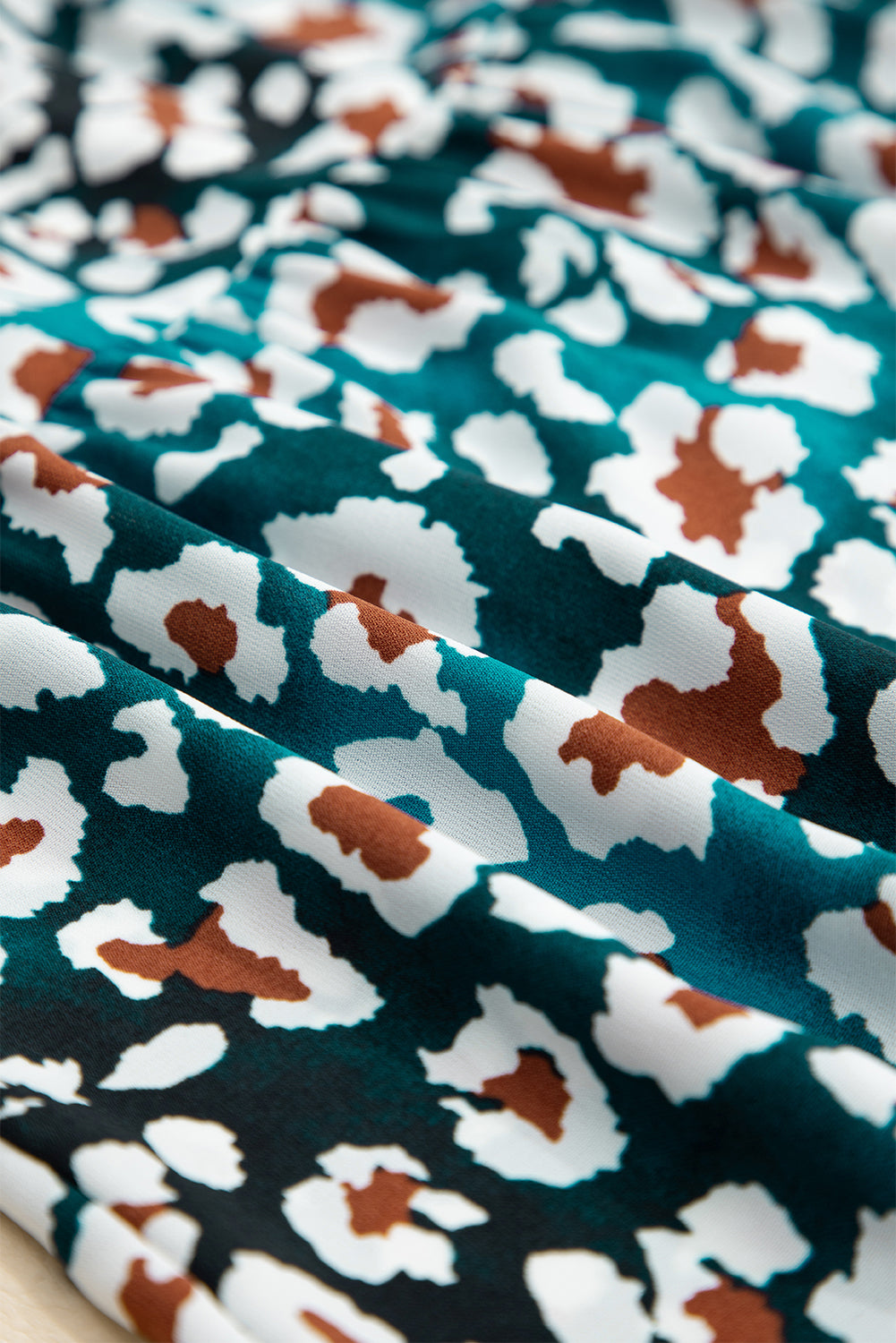 Blauwe overhemdjurk met ruches en luipaardprint met bubbelmouwen