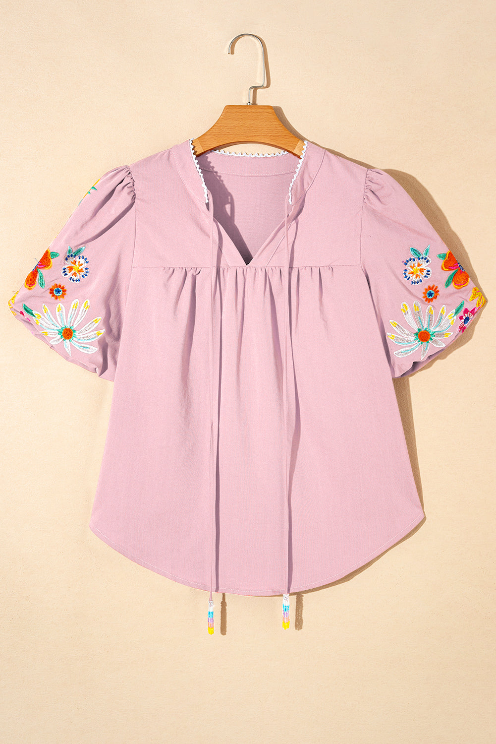 Roze bloemen geborduurde blouse met split aan de hals en pofmouwen