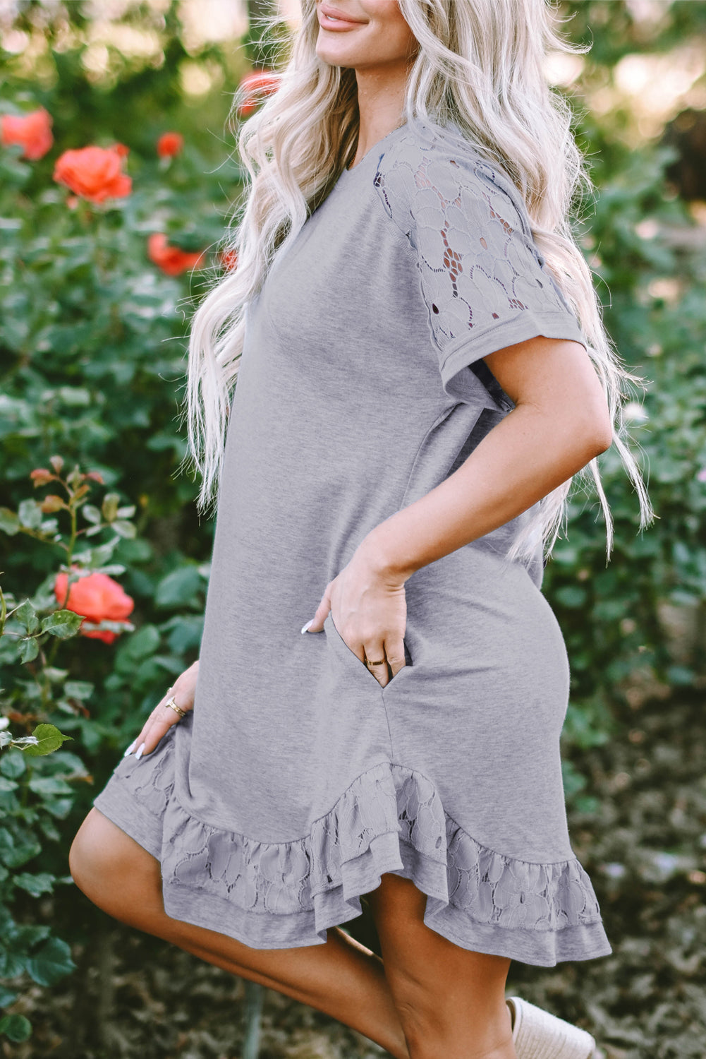 Lichtgrijze T-shirtjurk met kanten bloemenpatchwork en ruches