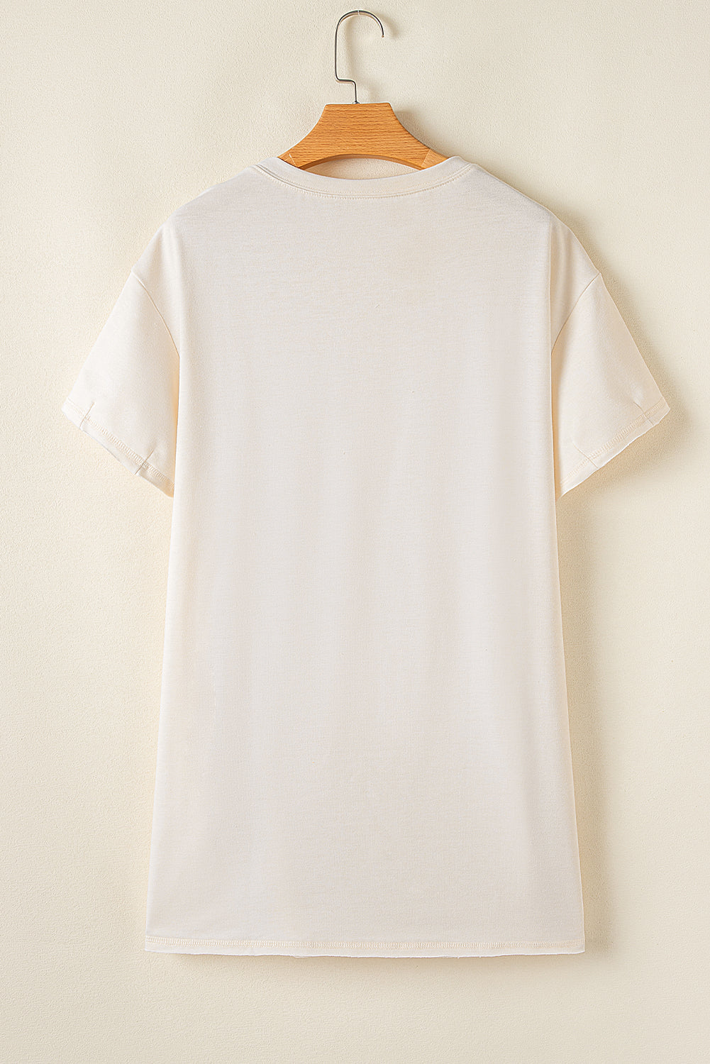 Wit grafische t -shirtjurk met witte bloemen.