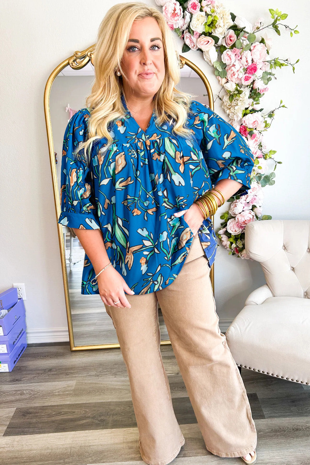 Blauwe bloemen ingekeed v nek halve mouw plus size blouse