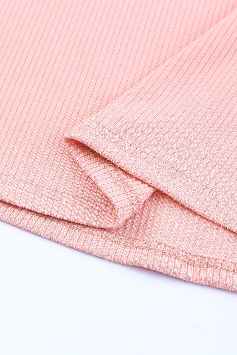 Roze geribbelde gebreide top met stippen en ruches aan de mouwen