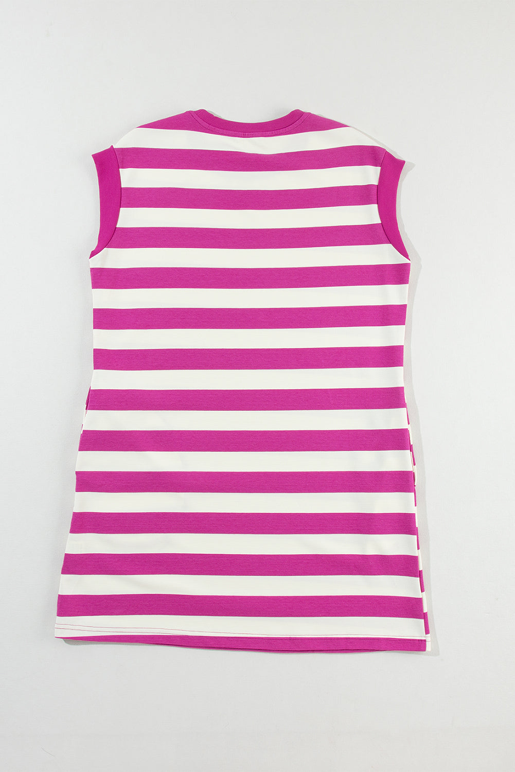 Roze gestreepte T-shirtjurk met kapmouwen en zakken