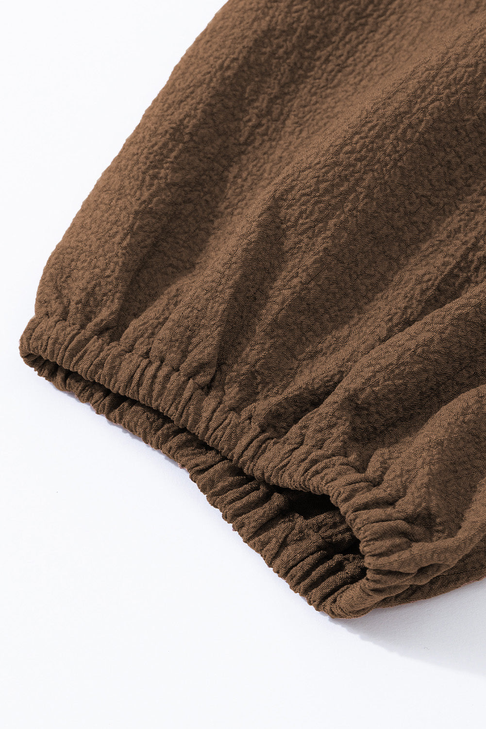 Cichorei koffie ruches split hals gekreukelde blouse met pofmouwen