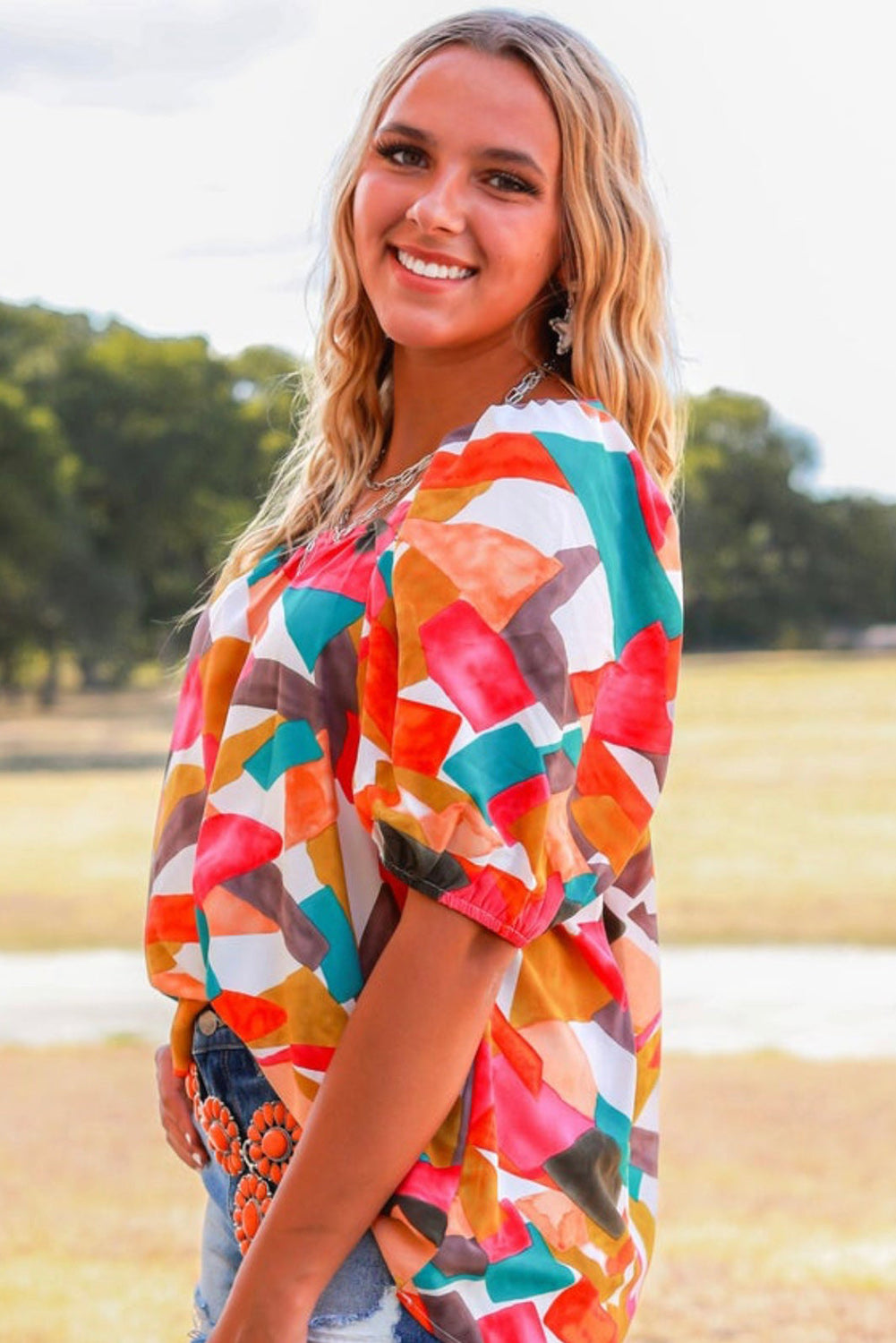 Veelkleurige blouse met vierkante hals en abstracte print en korte mouwen