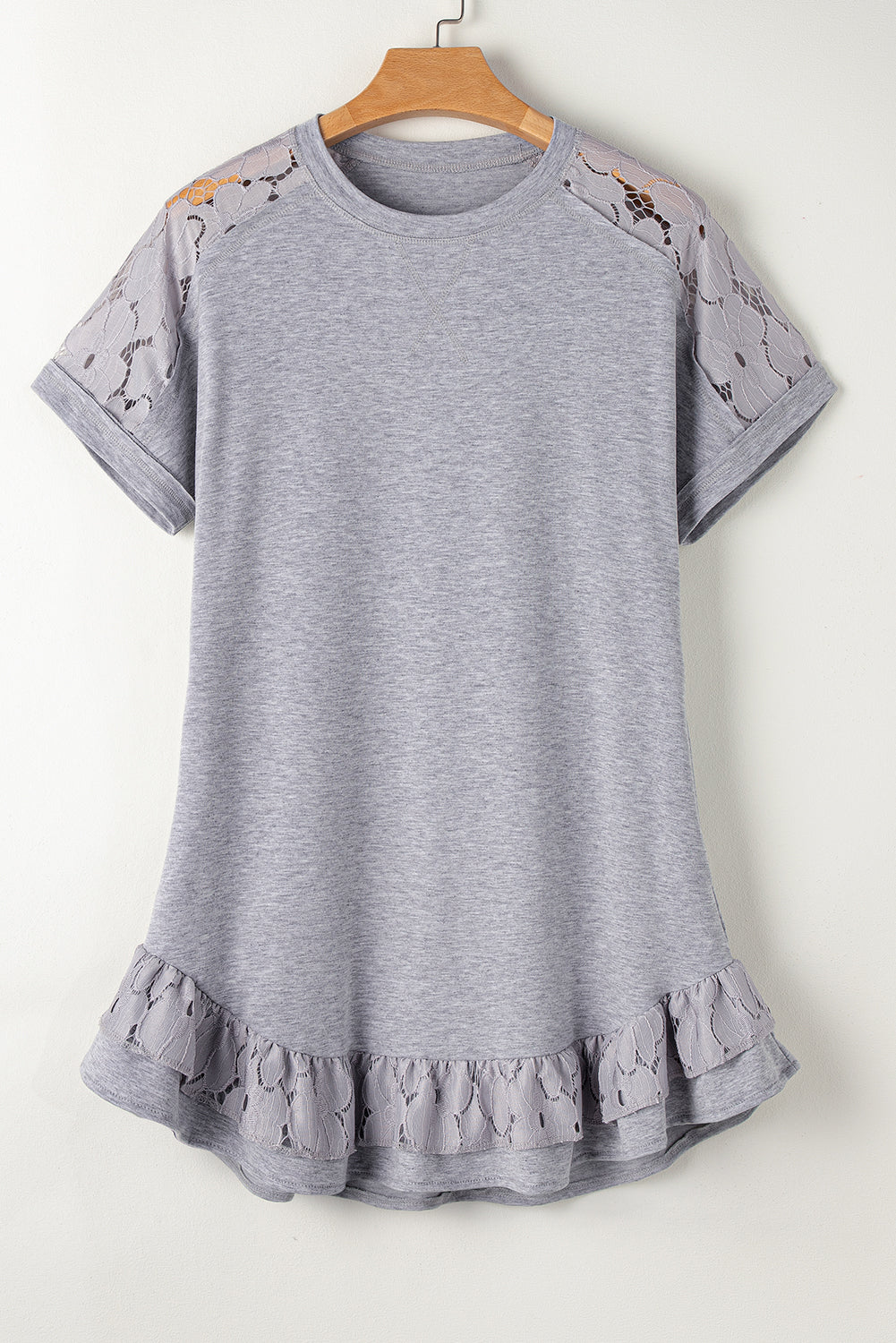 Lichtgrijze T-shirtjurk met kanten bloemenpatchwork en ruches