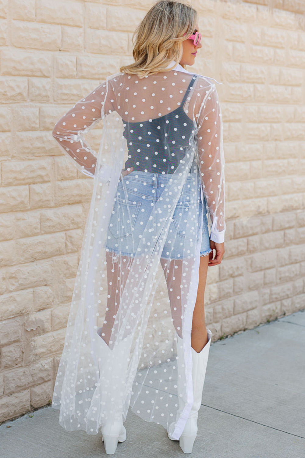 Witte polkadotprint met kraag en knoopsluiting van mesh stofdoekkimono
