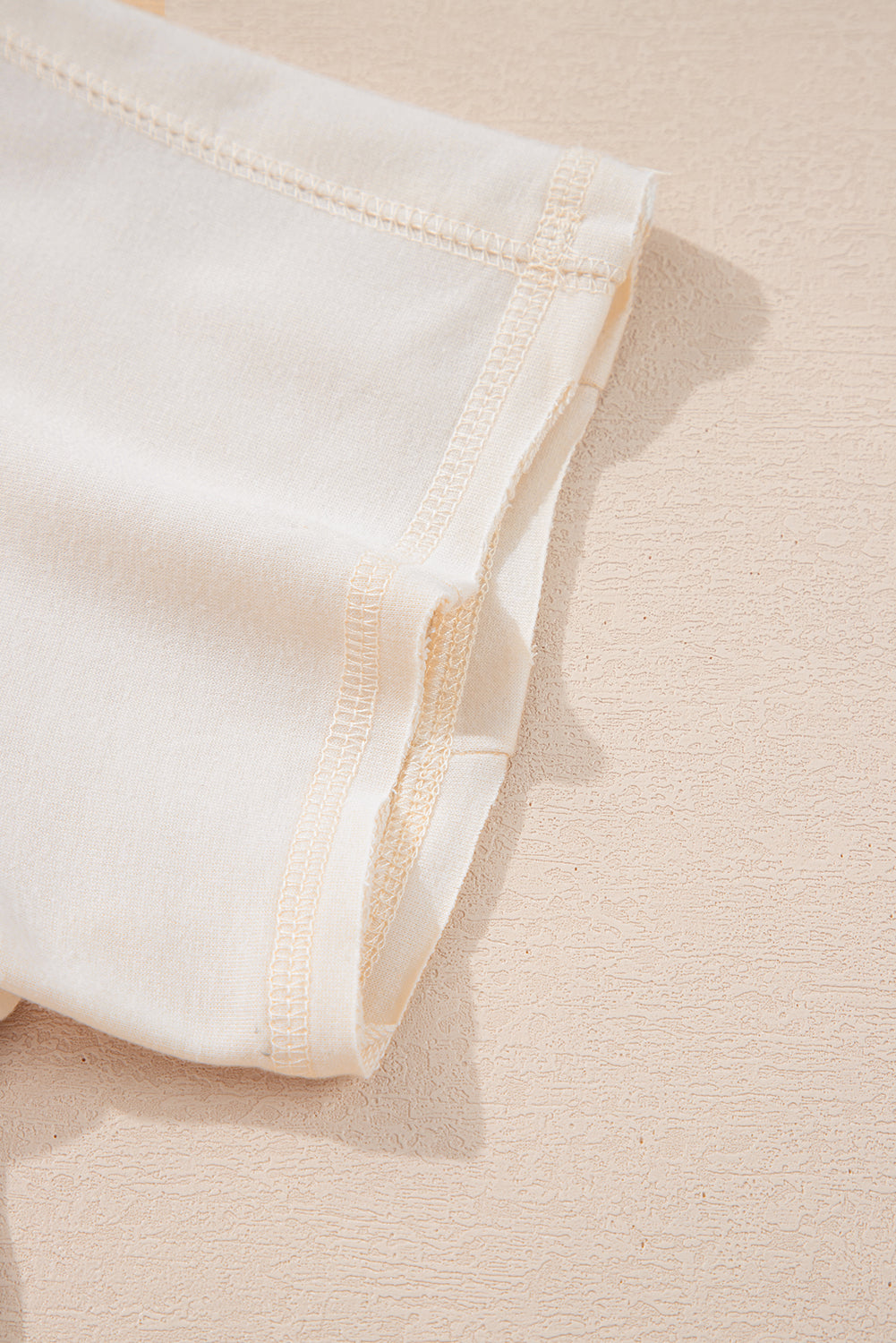 Wit grafische t -shirtjurk met witte bloemen.