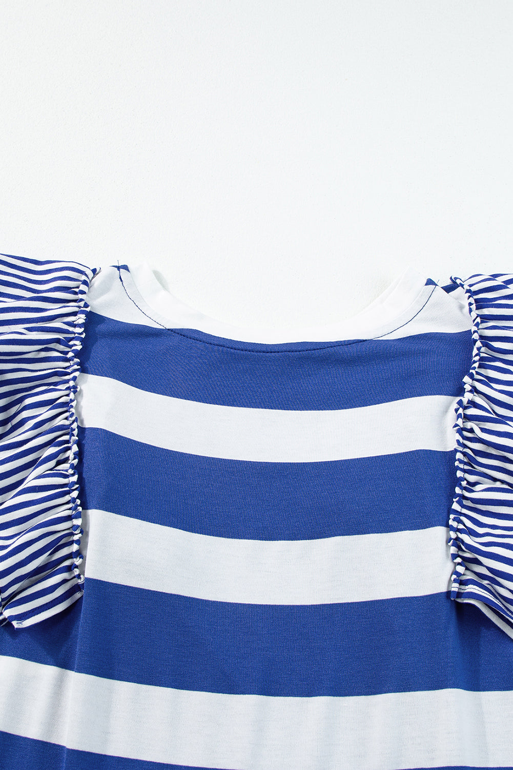 Hemelsblauwe T-shirtjurk met contrasterende strepen en ruches aan de mouwen