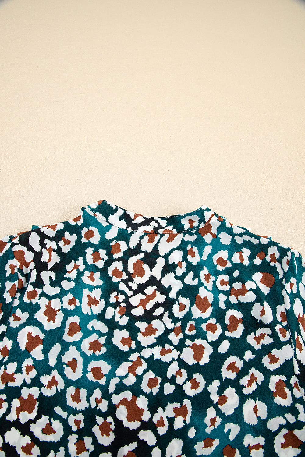 Blauwe overhemdjurk met ruches en luipaardprint met bubbelmouwen