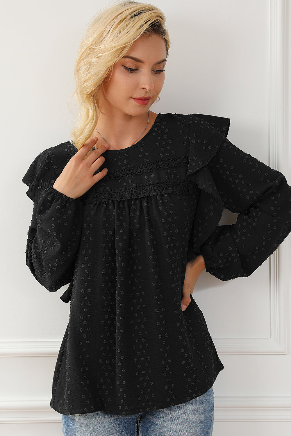 Zwarte kanten blouse met oogjes, ruches, schouder en lange mouwen