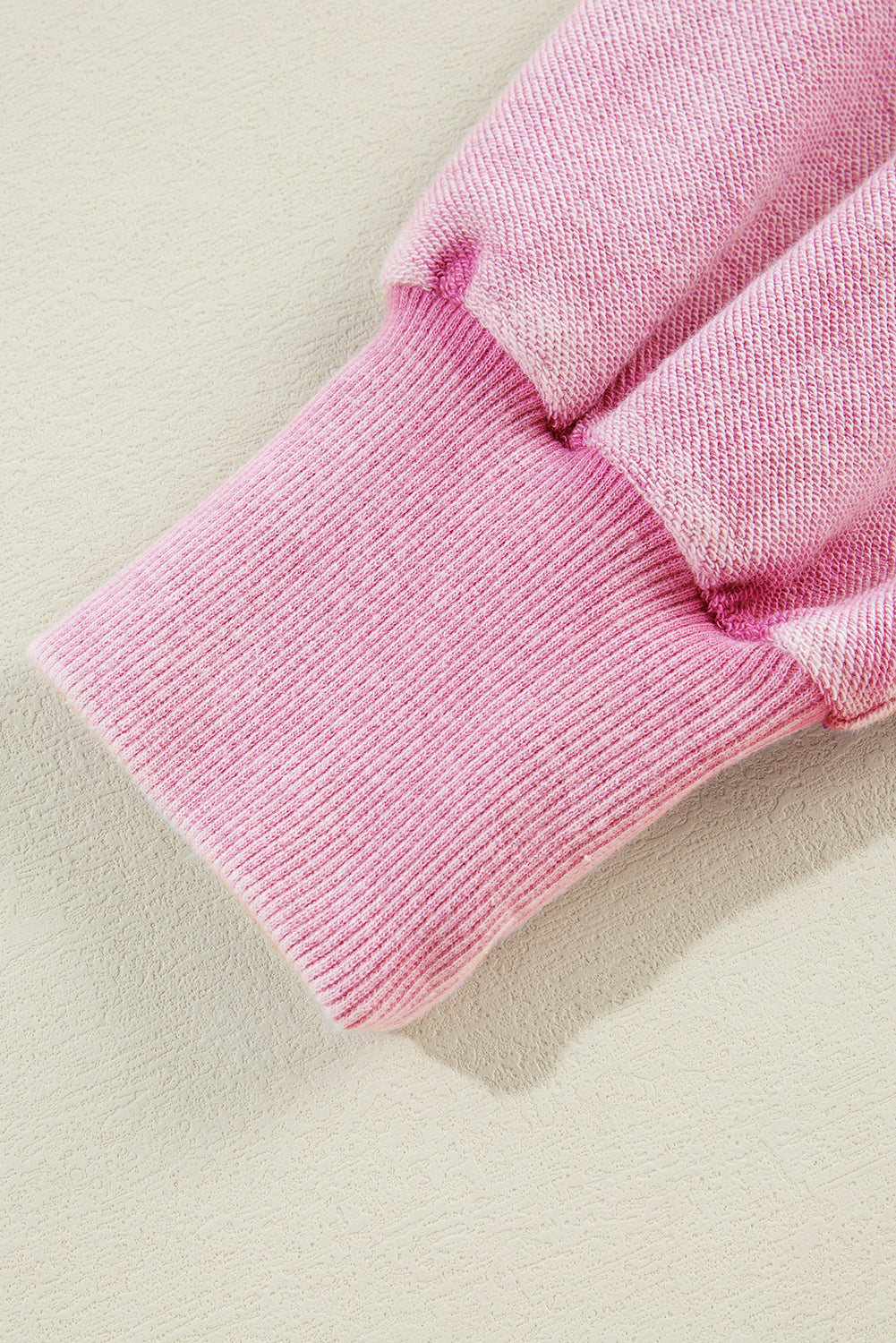 Aardbeienroze sweatshirt met lage schouder en minerale wassing