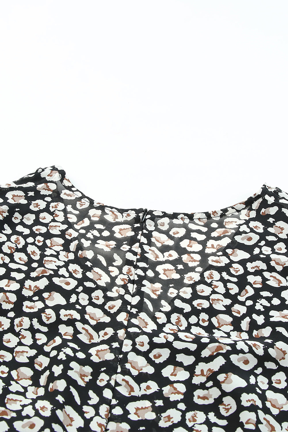 Zwarte jurk met wijde mouwen, tailleband, dubbele laag en ruches met luipaardprint met V-hals