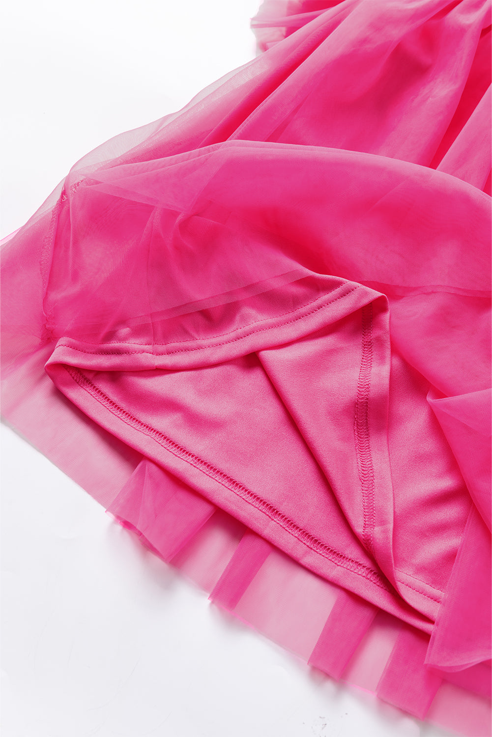 Uitlopende babydollblouse van aardbeiroze tule met ruches aan de mouwen