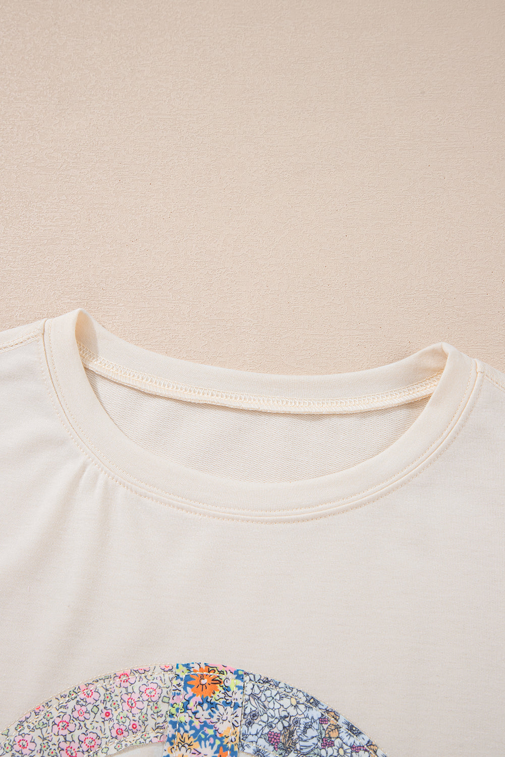 Wit grafische t -shirtjurk met witte bloemen.