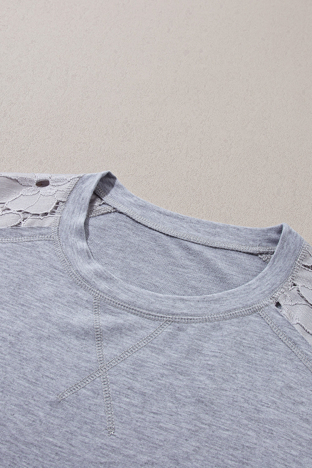 Lichtgrijze T-shirtjurk met kanten bloemenpatchwork en ruches