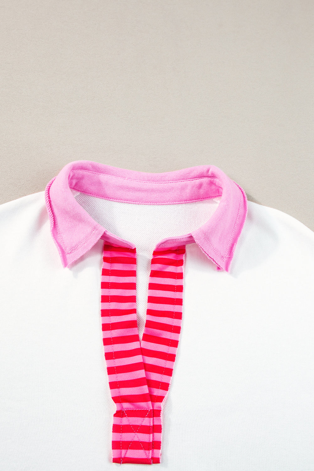 T-shirtjurk met witte strepen en colorblock-patchwork met korte mouwen