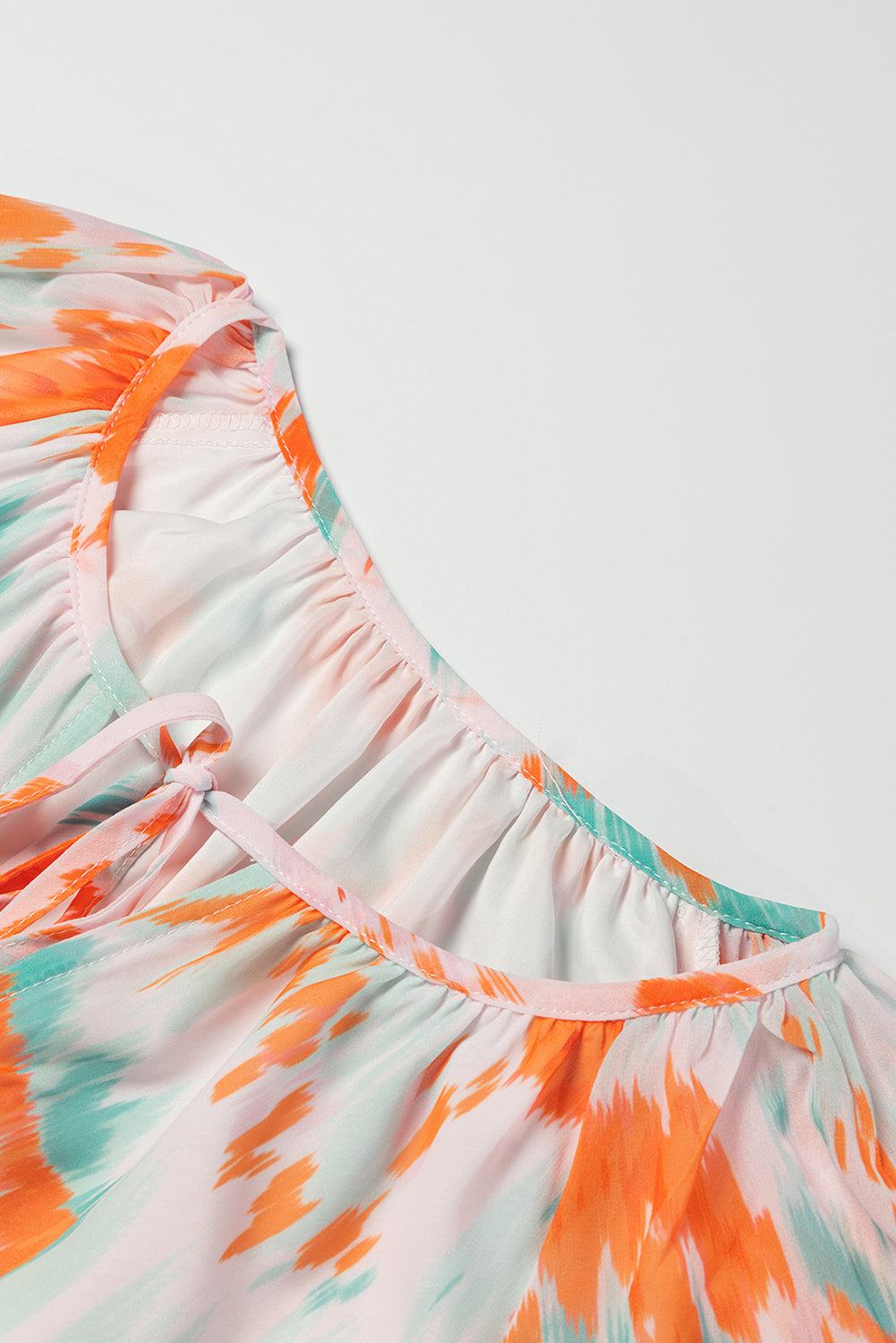 Blouse met veelkleurige abstracte print en splithals en pofmouwen