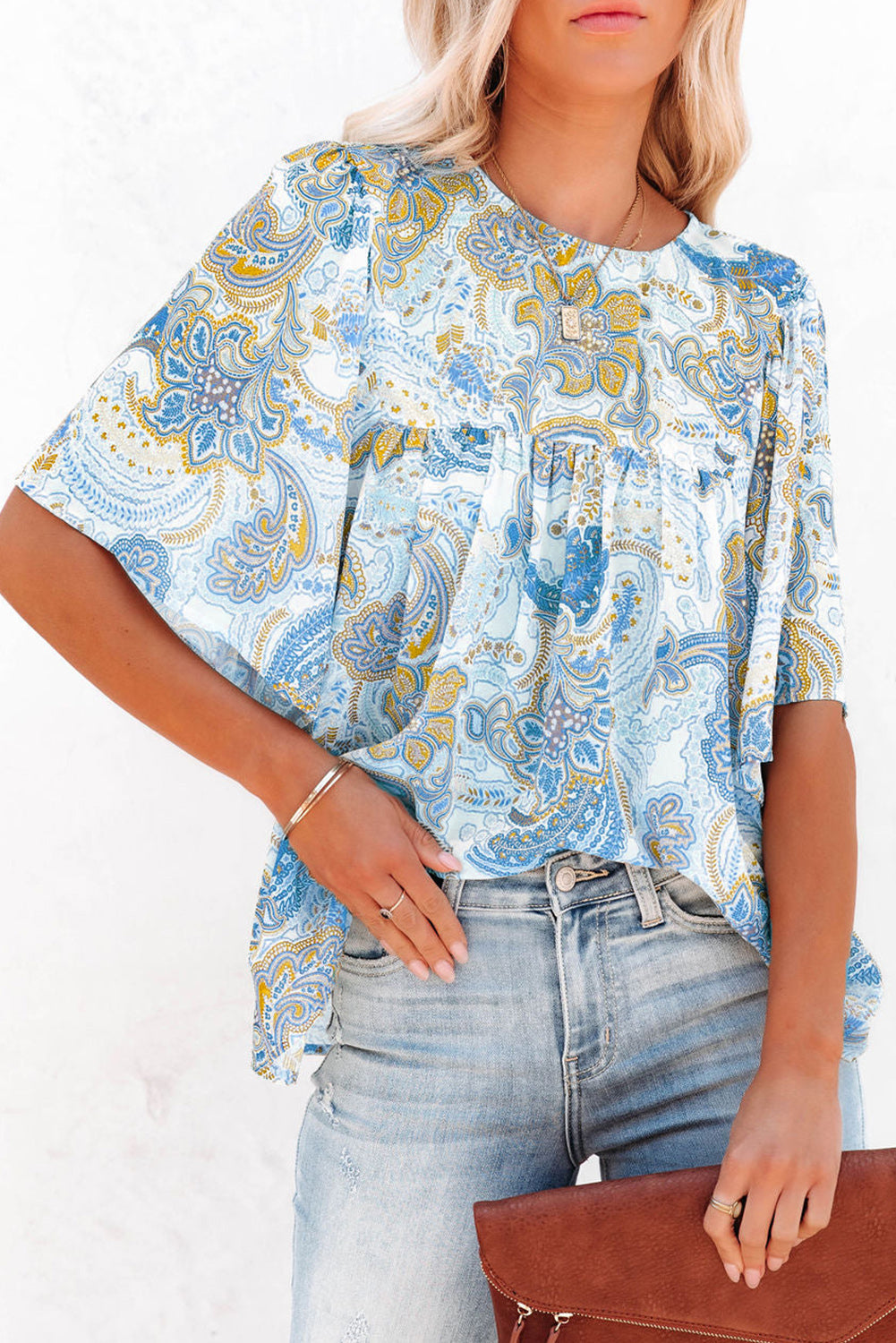 Hemelsblauwe losse blouse met paisleyprint en wijde mouwen
