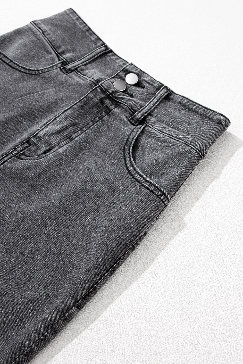 Zwarte midi-denimrok met ruwe rand en zijsplitten