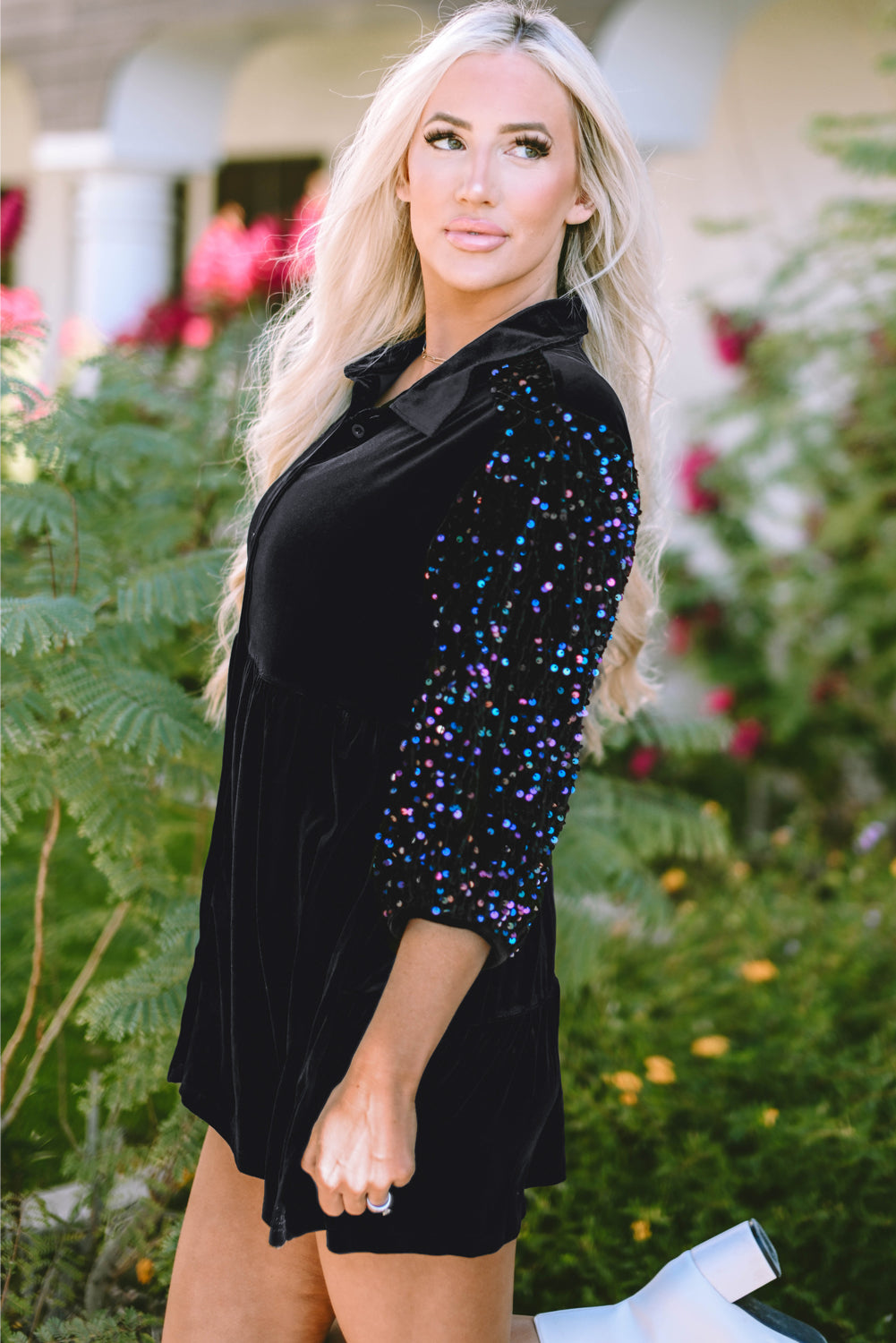 Zwart fluwelen peplum-overhemd met pailletten, pofmouwen en knopen