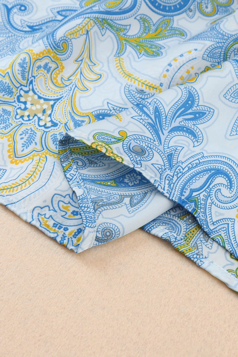 Hemelsblauwe losse blouse met paisleyprint en wijde mouwen