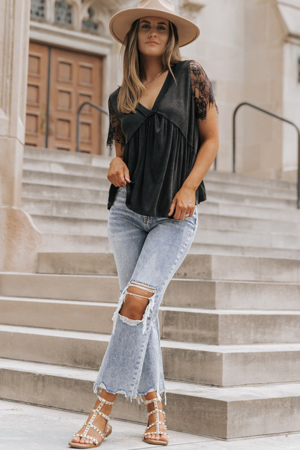 Zwarte babydoll-top met kanten mouwen en V-hals en ruches