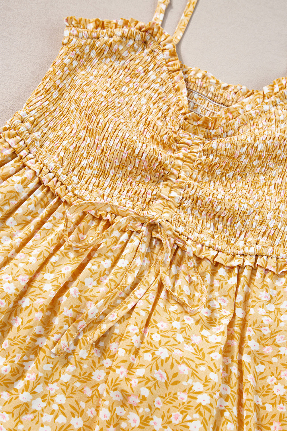 Gele maxi-jurk met gesmokte hoge taille en bloemen