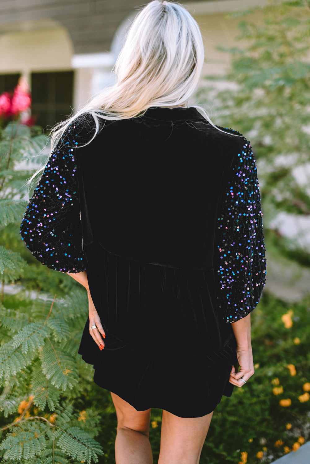 Zwart fluwelen peplum-overhemd met pailletten, pofmouwen en knopen