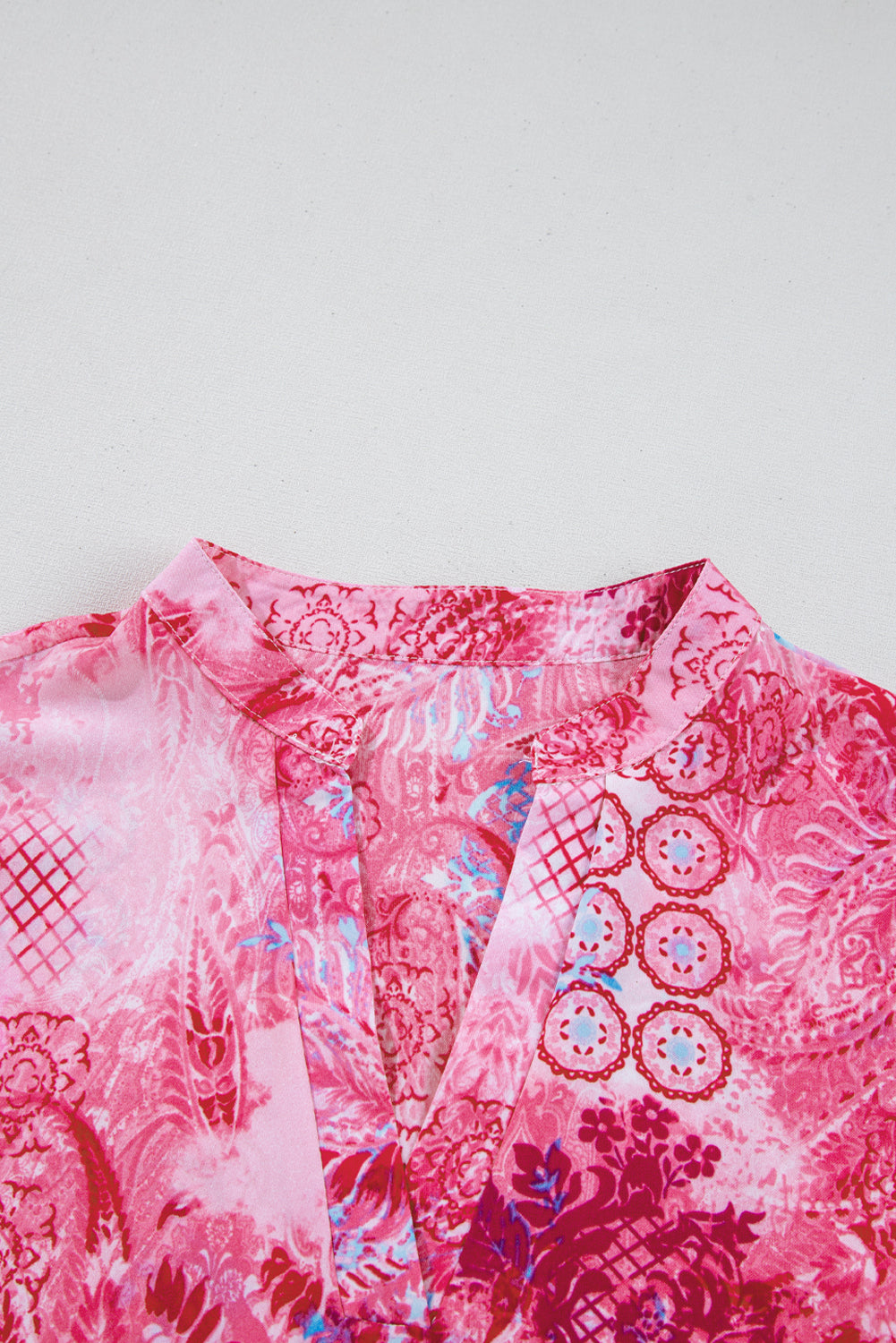 Roze abstracte bloemenprint Notch V-hals opgerolde blouse met korte mouwen