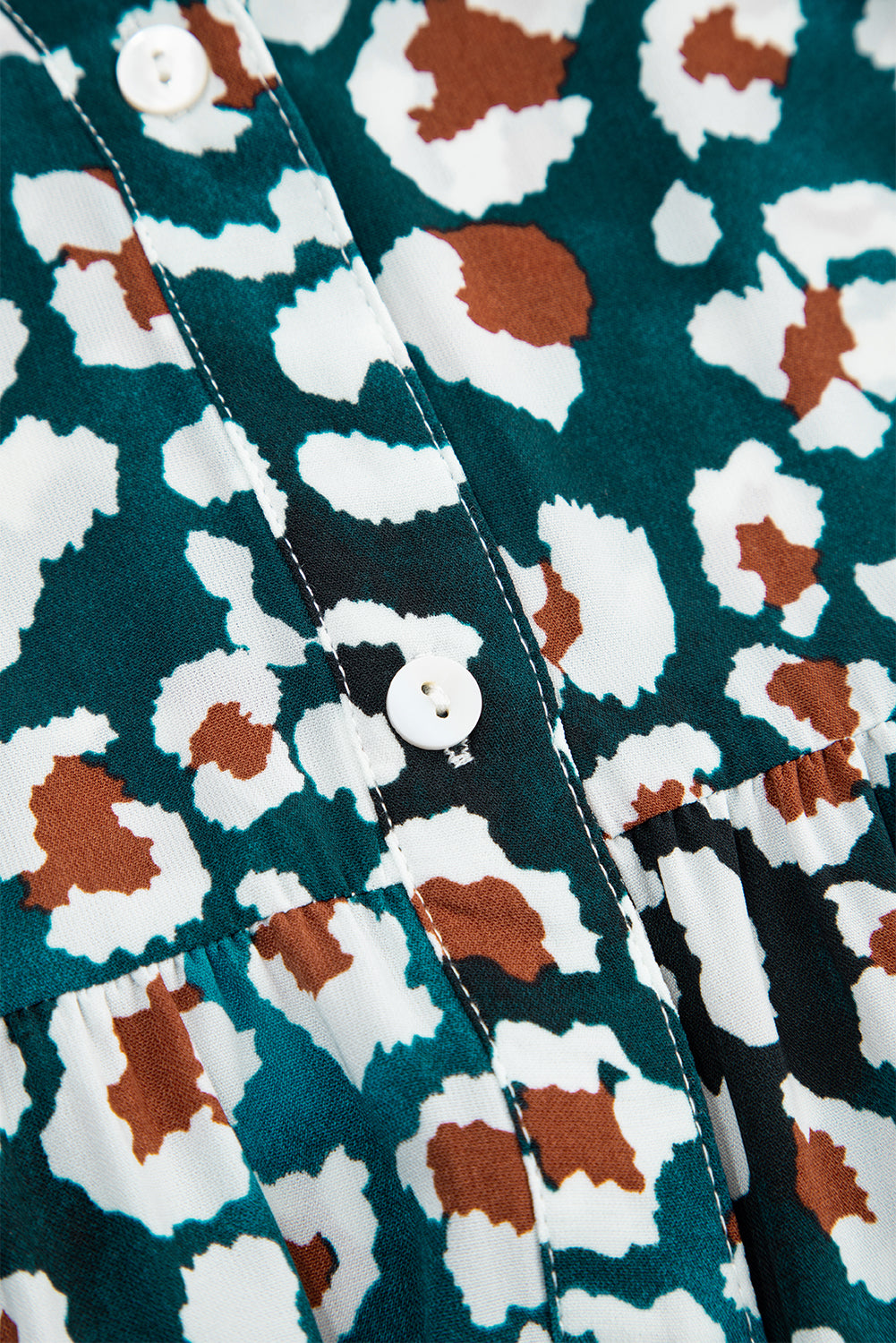 Blauwe overhemdjurk met ruches en luipaardprint met bubbelmouwen