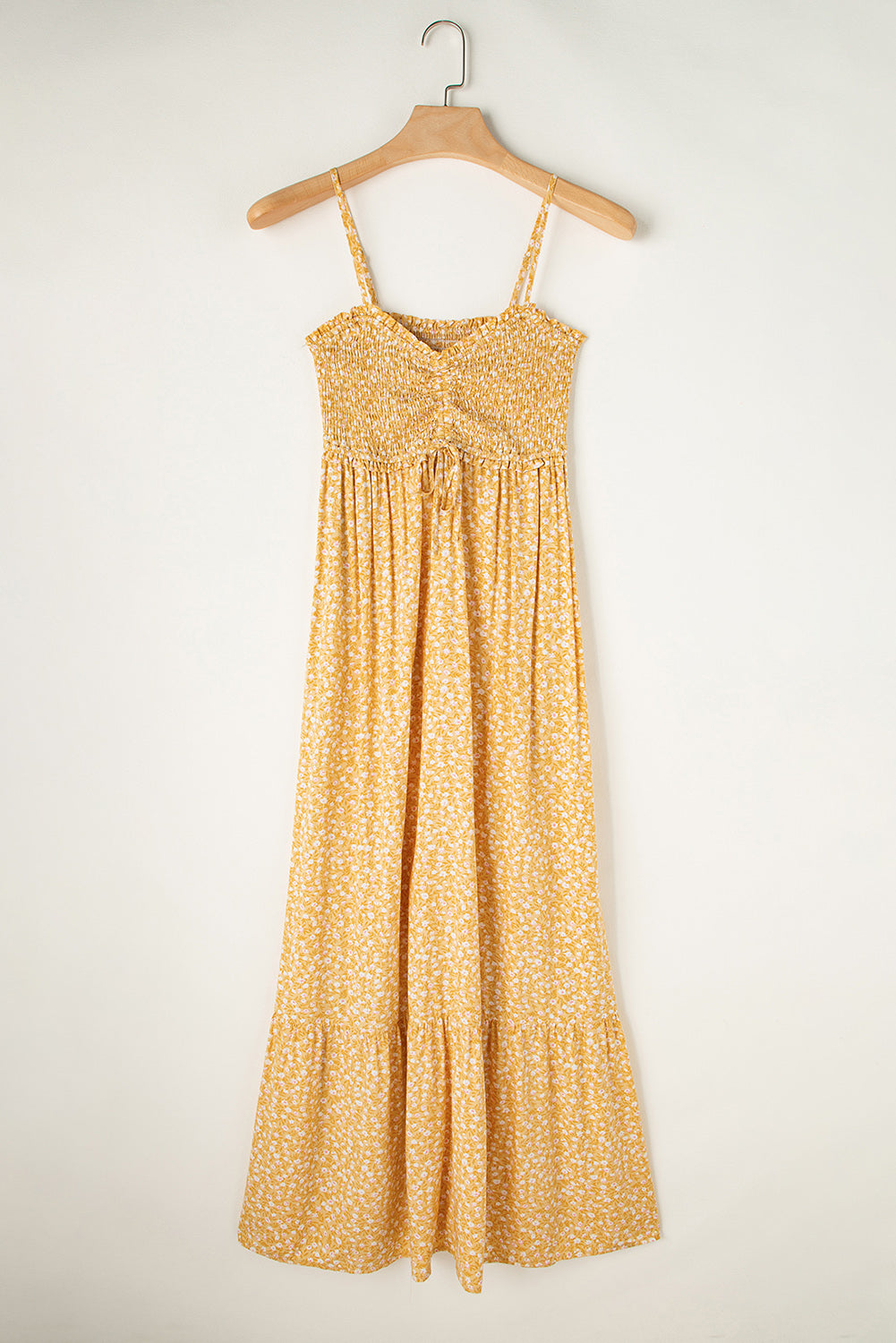 Gele maxi-jurk met gesmokte hoge taille en bloemen