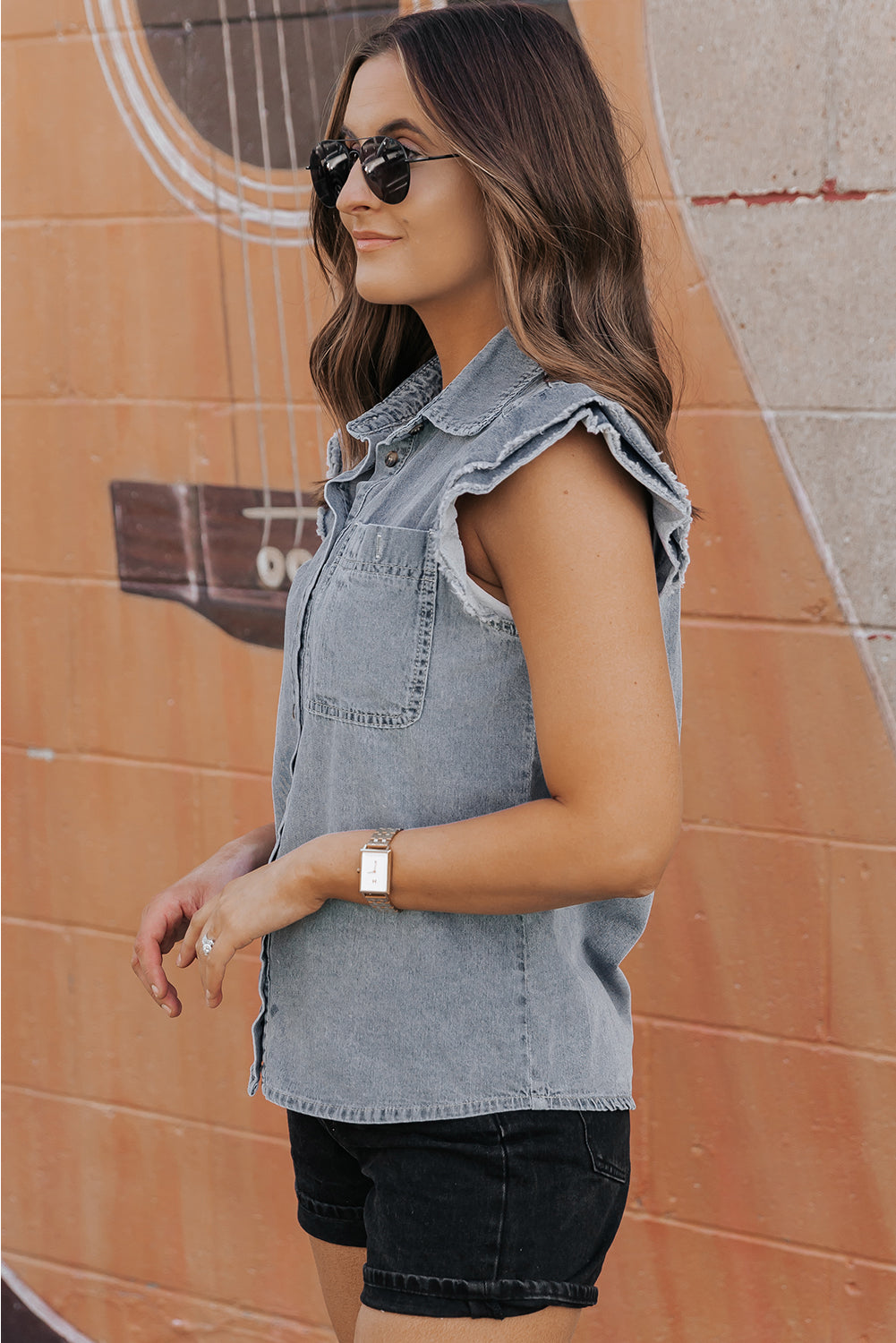 Beau blauw denim overhemd met gerafelde mouwen en ruches