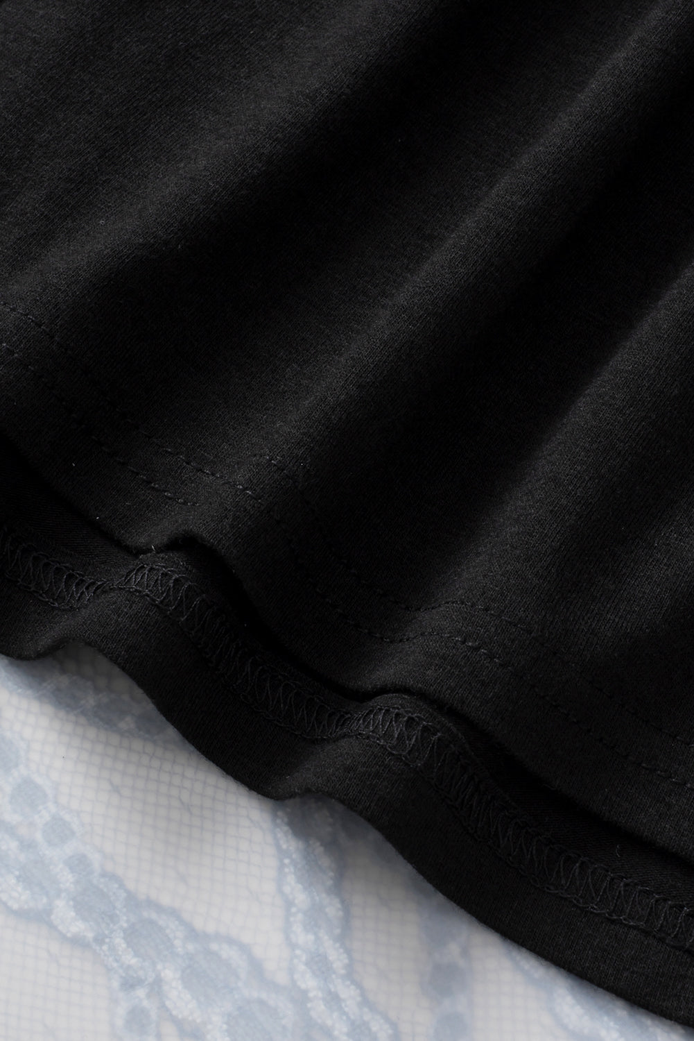 Zwarte babydoll-top met kanten mouwen en V-hals en ruches