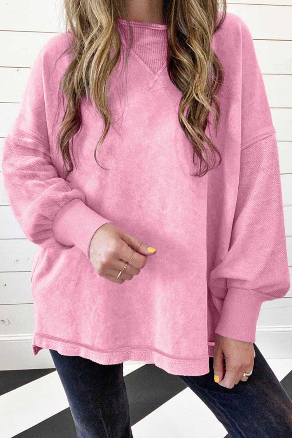 Aardbeienroze sweatshirt met lage schouder en minerale wassing