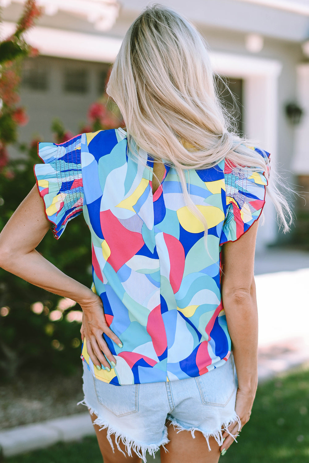 Blouse met veelkleurige abstracte print en stiksels met ruches aan de mouwen