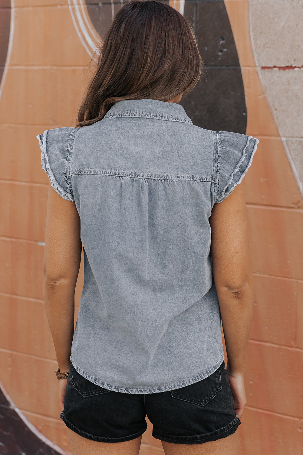 Beau blauw denim overhemd met gerafelde mouwen en ruches
